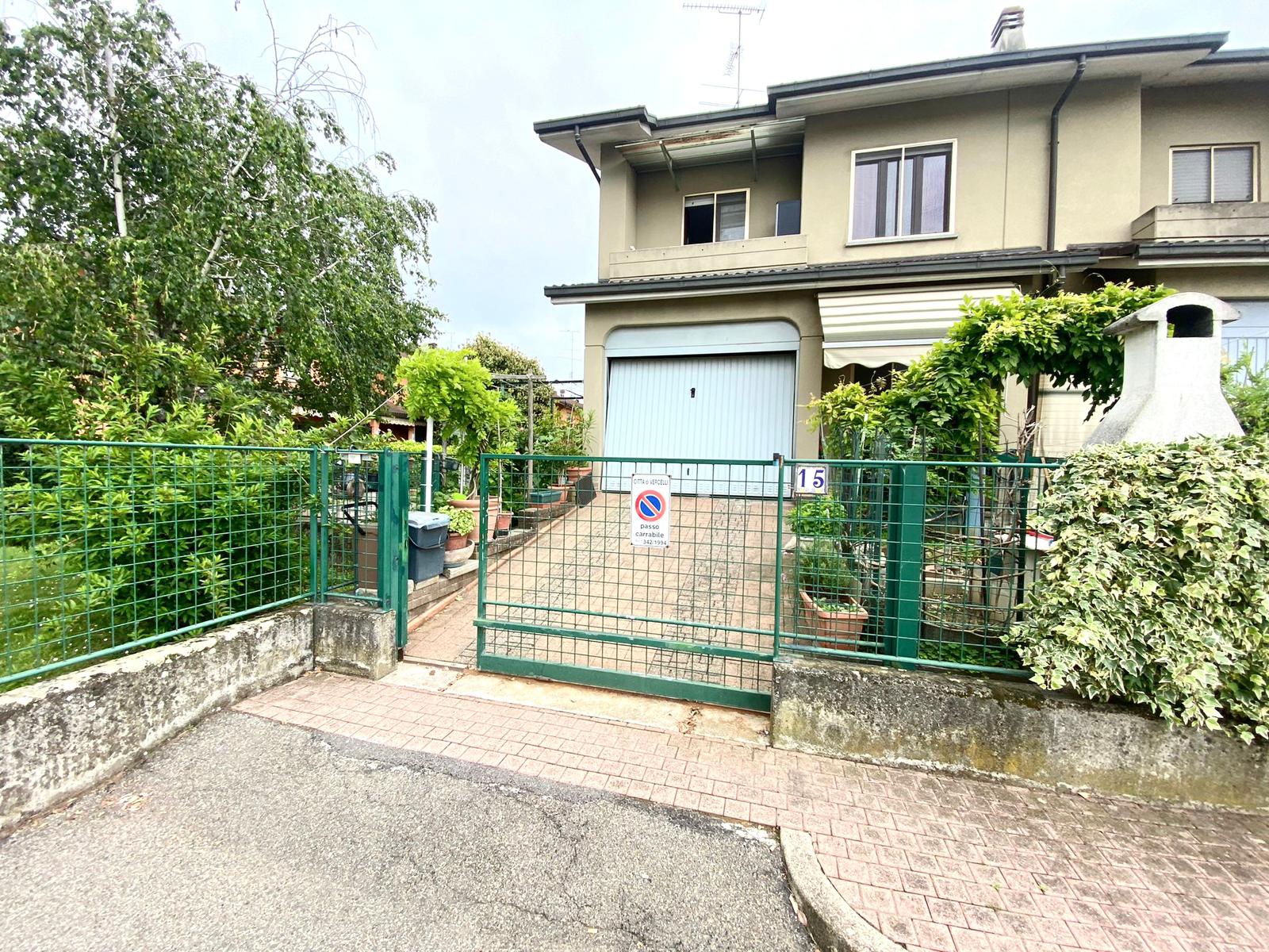 VILLETTA A SCHIERA CON GIARDINO