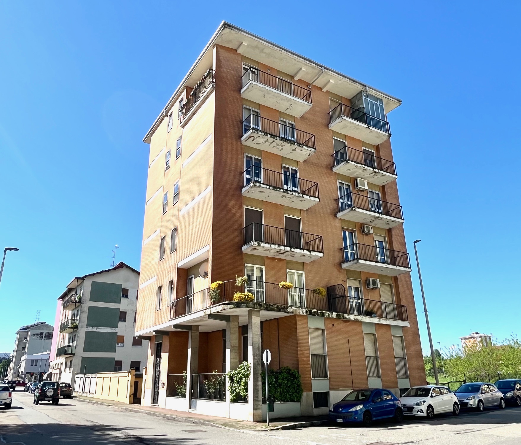 Quattro locali più servizi con cortile privato e doppio box