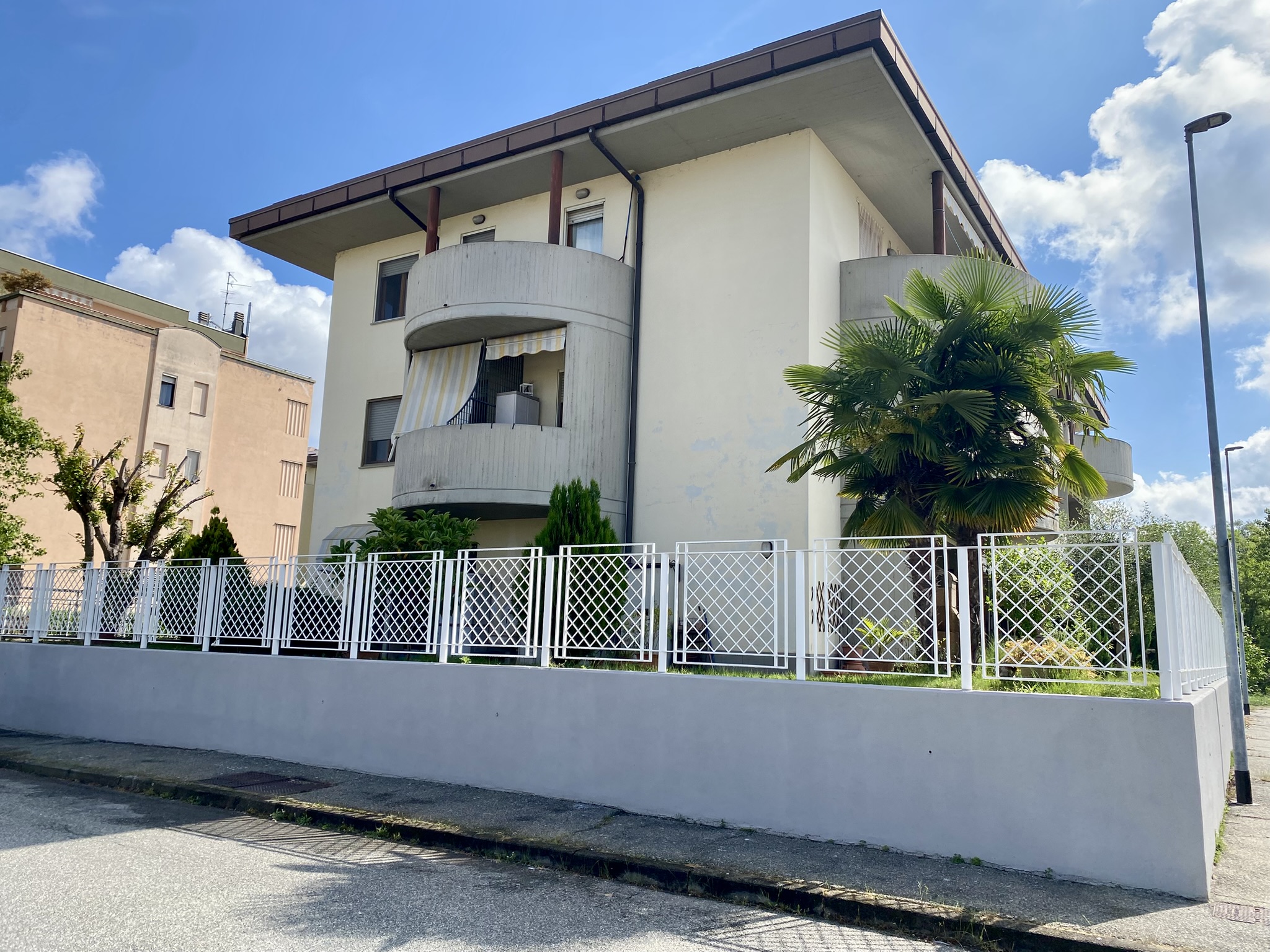 Quadrilocale con giardino privato e box auto