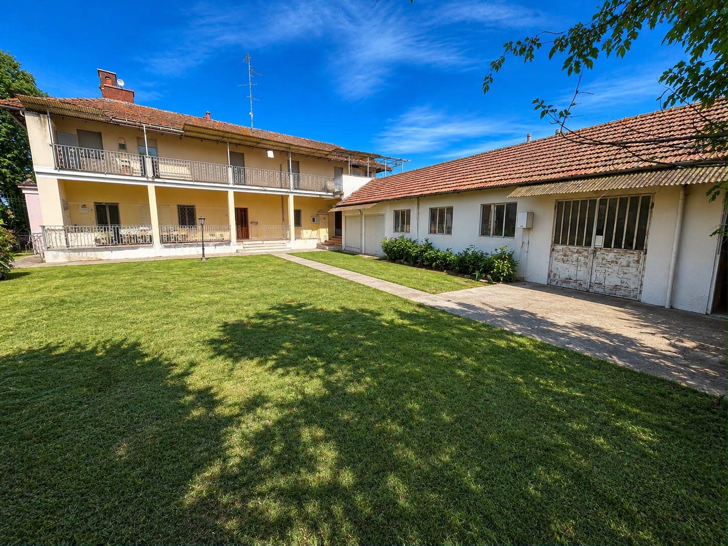 Villa Bifamiliare con Giardino e Terreno